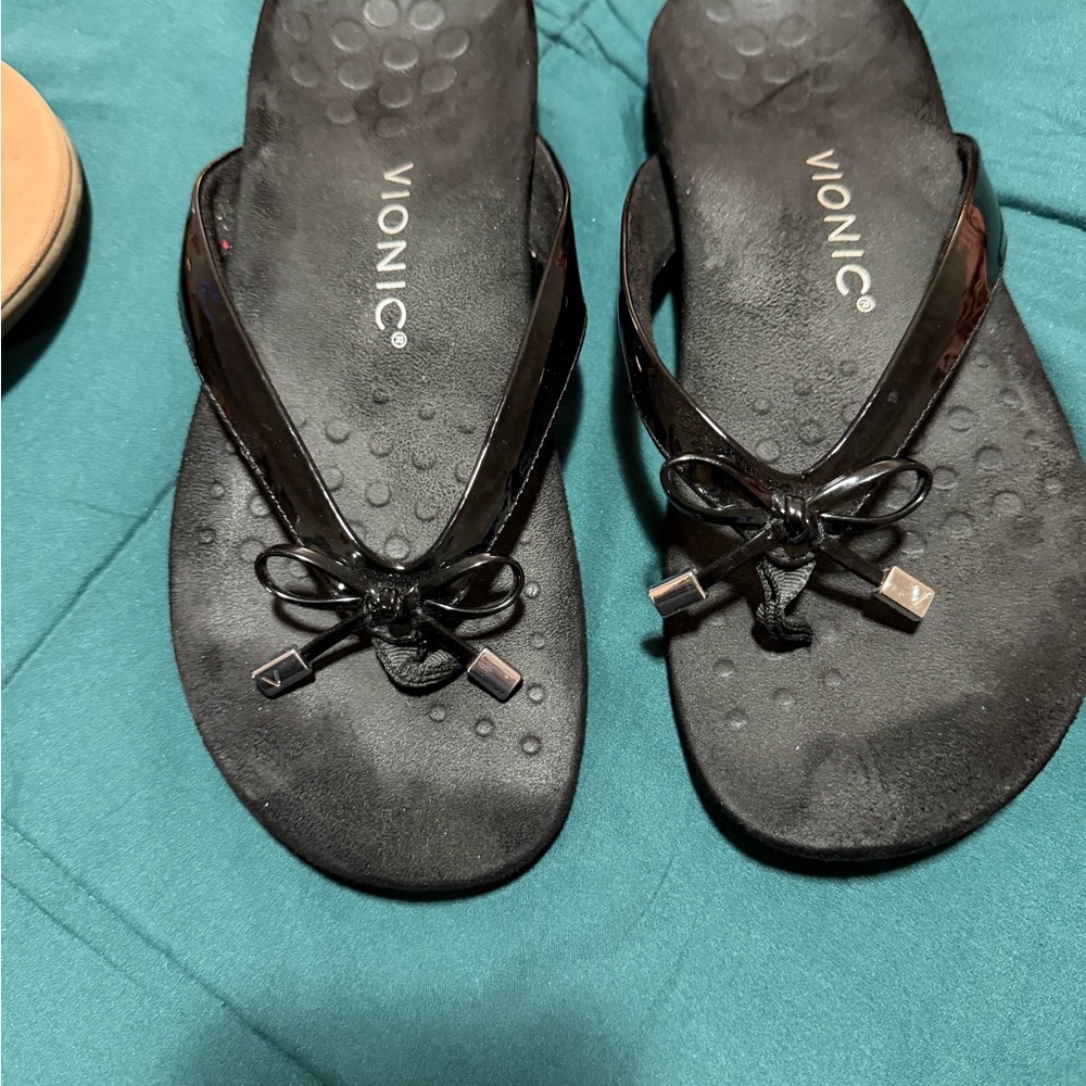 Vionic Women's Glossy Black Sandals with Bow